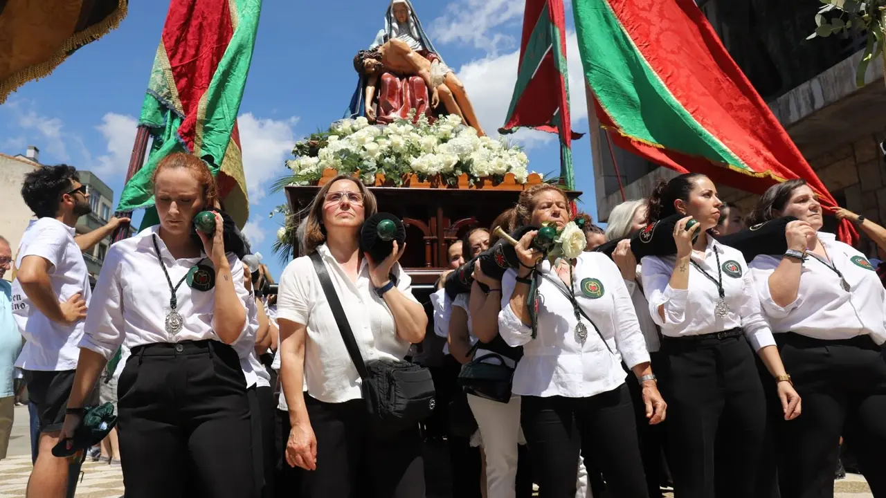 La Cofradía María del Dulce Nombre procesiona a la Virgen del Camino. La imagen mariana fue trasladada desde la Iglesia del Humilladero hasta la Basílica de la patrona de la Región Leonesa, acompañada por pendones tradicionales y la banda de música local. Fotos: Isaac Llamazares