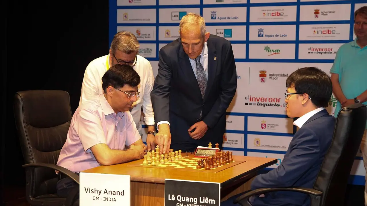 L&ecirc; Quang Li&ecirc;m vence al pentacampe&oacute;n mundial Anand y se proclama campe&oacute;n del XXXVIII Magistral de Ajedrez de Le&oacute;n. Foto: Luque