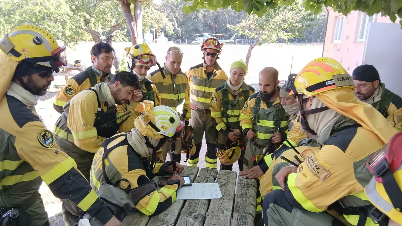Brigadistas durante la reunión táctica previa a la intervención en un incendio.