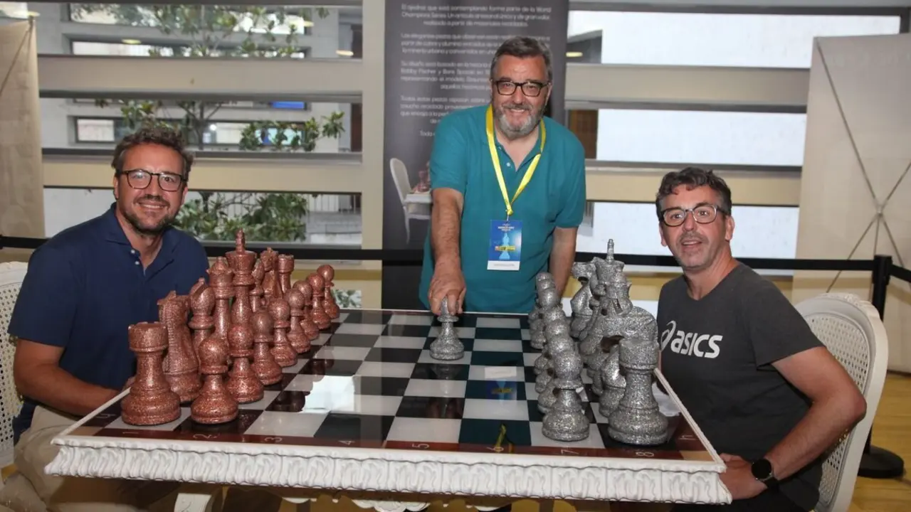 Martín (izda.) y Ernesto (dcha.) con Marcelino Sión en el Magistral de León. Foto: Luque