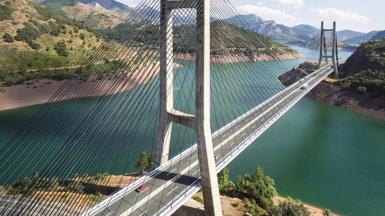 Imagen del embalse de Barrios de Luna.