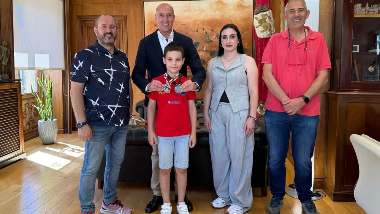 El alcalde de León, José Antonio Diez, recibió al joven deportista Neyzan Alonso.