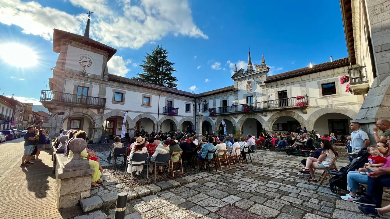 El público de La Pola de Gordón disfrutó con el concierto de La Lira.