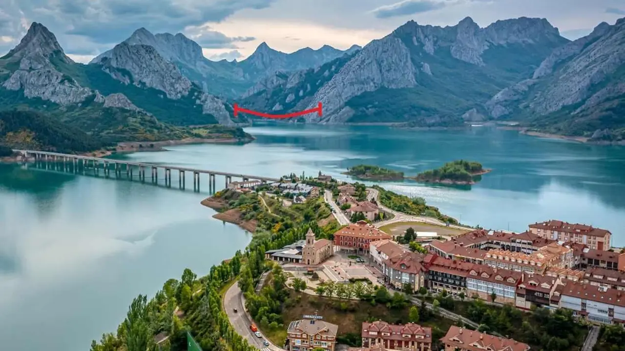 Vista aérea del Embalse de Riaño. En rojo, zona en la que se ubicará la nueva pasarela.