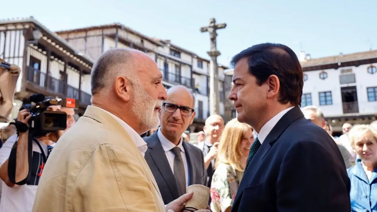 El presidente de la Junta de Castilla y León, Alfonso Fernández Mañueco, clausura el acto de Embutidos Fermín ‘20 años exportando a EEUU’, con presencia del chef José Andrés.