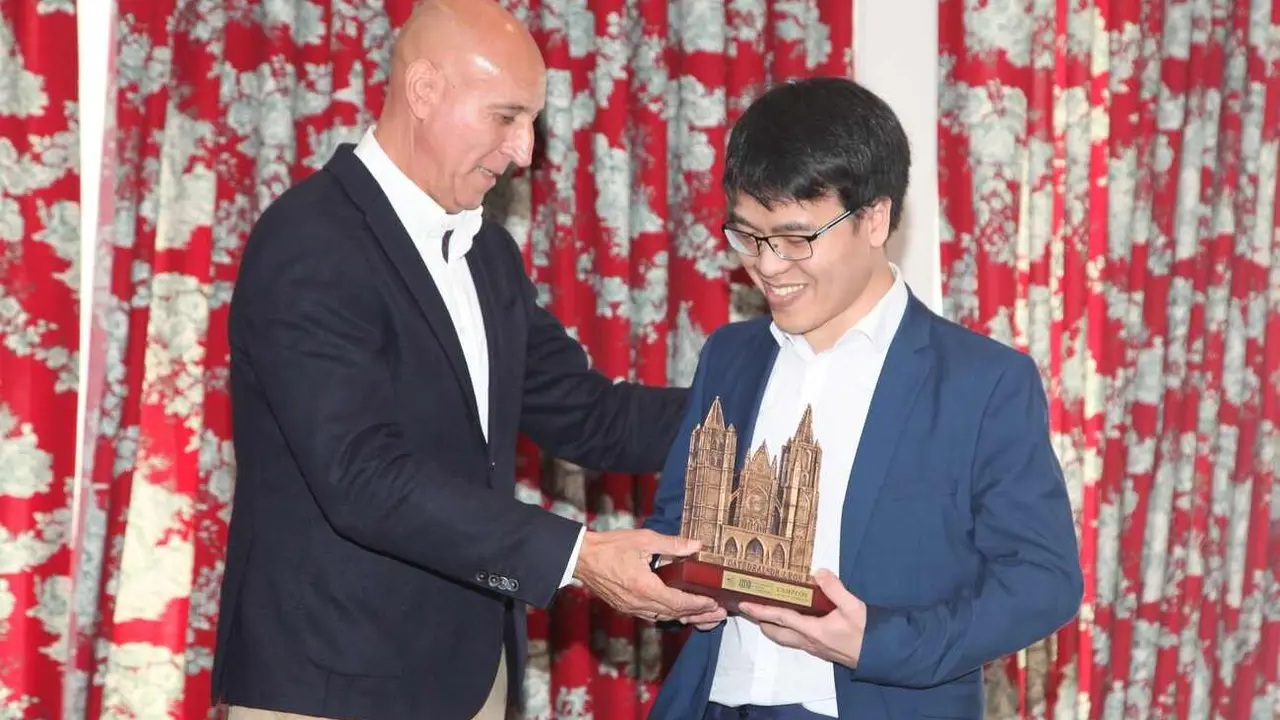 Le Quang Liem y alcalde León, José Antonio Diez, durante la entrega de premios.