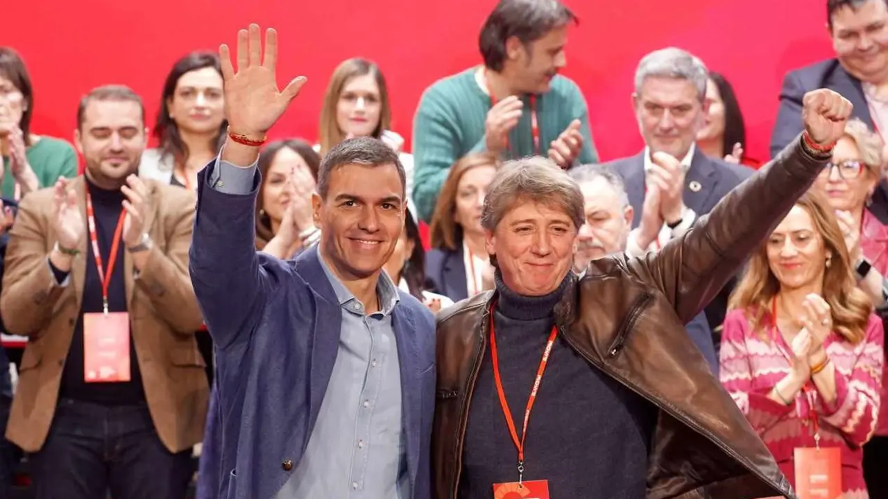 El secretario general del PSCyL, Carlos Martínez, y el secretario general y presidente del Gobierno, Pedro Sánchez en el XV Congreso Autonómico del PSOE de Castilla y León.