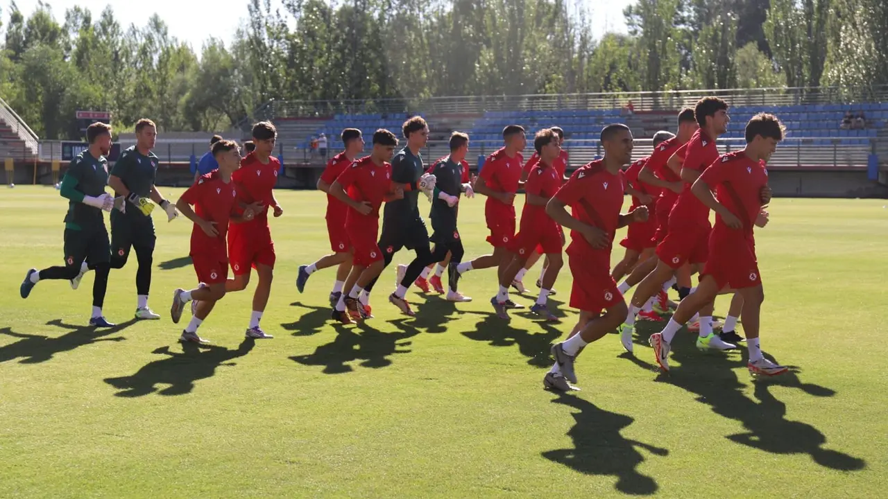 La nueva Cultural ha comenzado a caminar este lunes y lo ha hecho en el Área Deportiva de Puente Castro. Aún quedan al menos "ocho fichajes" más, pero el equipo ya rueda. Medio millar de aficionados han acompañado al equipo en su estreno. Fotos: Isaac Llamazares