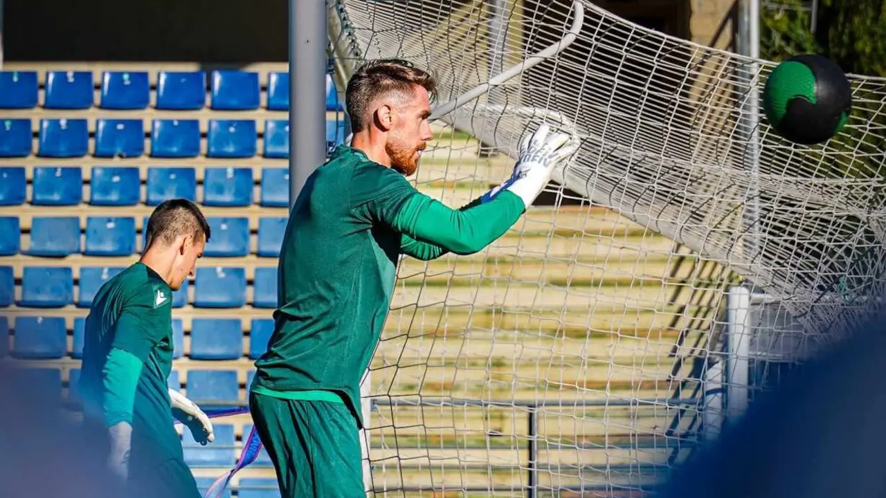La Cultural y Deportiva Leonesa inició este lunes su pretemporada con una mezcla de ilusión, ambición y responsabilidad. El regreso al fútbol profesional tras el ascenso a Segunda División supone un reto de altura, y desde la directiva se muestran convencidos del proyecto.