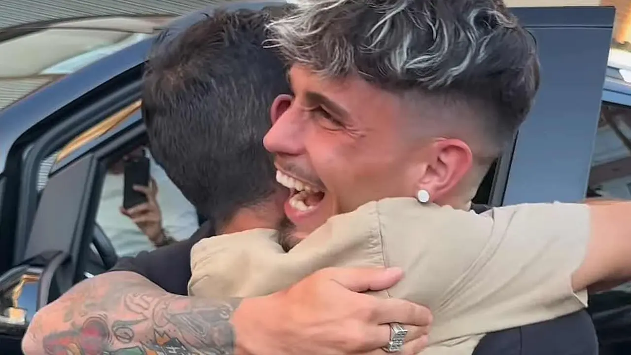 Antonio Barrul y su padre se abrazan emocionados tras el emotivo gesto del boxeador.