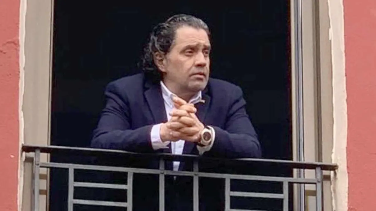 Alejandro Morán presenciando uno de los actos procesionales de la Semana Santa leonesa.