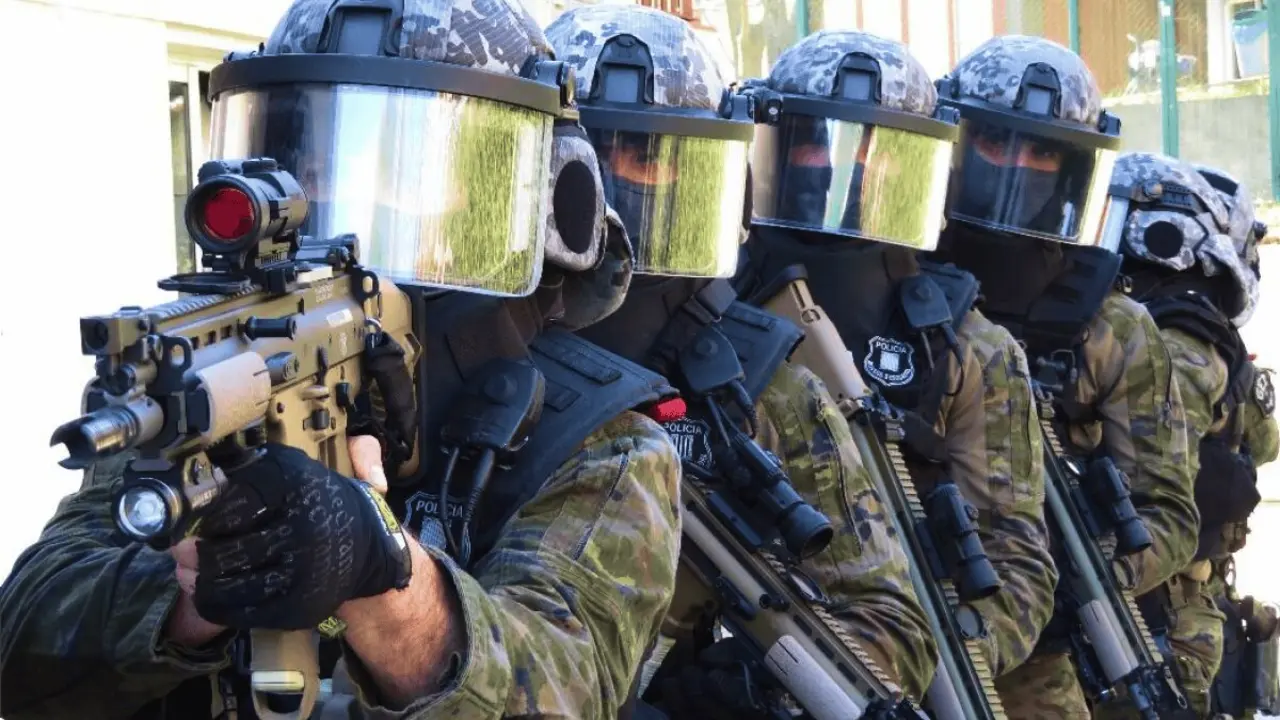 Agentes de los Grupos Especiales de los Mossos.