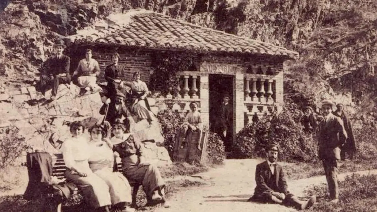 Imagen de la fuente del balneario a principios de siglo en una estampa de la época.