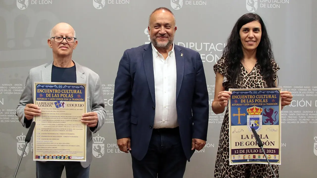 El presidente de la Diputación de León, Gerardo Álvarez Courel, acompaña al alcalde de La Pola de Gordón, Antonio García Arias, en la presentación del encuentro cultural de Las Polas que se celebrará este sábado. Foto: Peio García