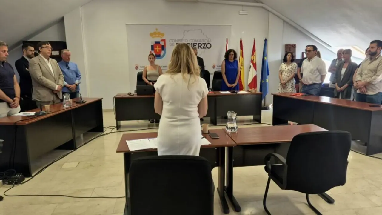 Minuto-de-silencio-en-el-Pleno-consejo comarcal bierzo