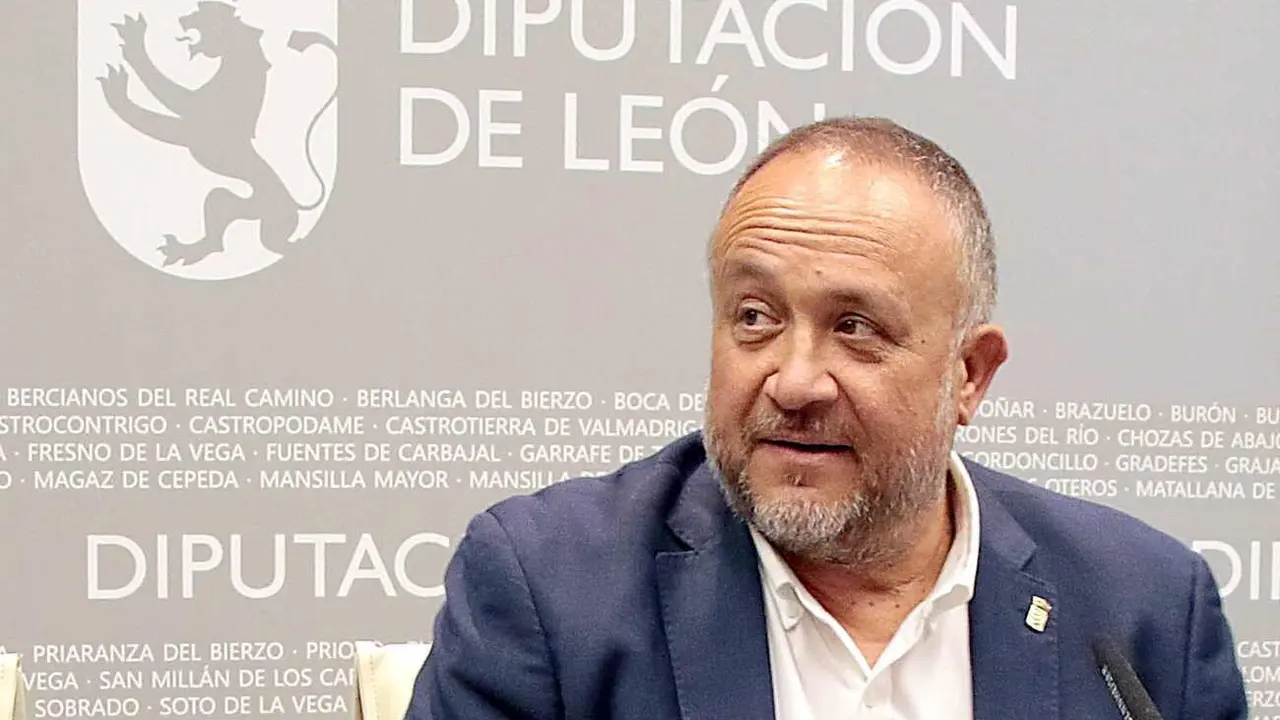 El presidente de la Diputación de León, Gerardo Álvarez Courel, acompaña al alcalde de La Pola de Gordón, Antonio García Arias, en la presentación del encuentro cultural de Las Polas que se celebrará este sábado