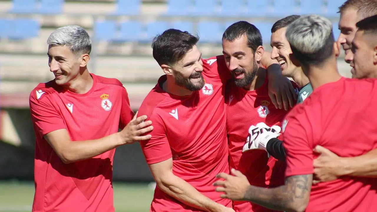 La Cultural y Deportiva Leonesa ha completado este martes su segunda sesión de pretemporada en el Área Deportiva de Puente Castro, iniciando con ritmo su regreso al trabajo tras el ascenso. La plantilla culturalista encara una preparación que culminará el 15 de agosto en El Plantío, fecha de la primera jornada de LaLiga Hypermotion, donde los de Raúl Llona se medirán al Burgos CF. Fotos: CyDLeonesa