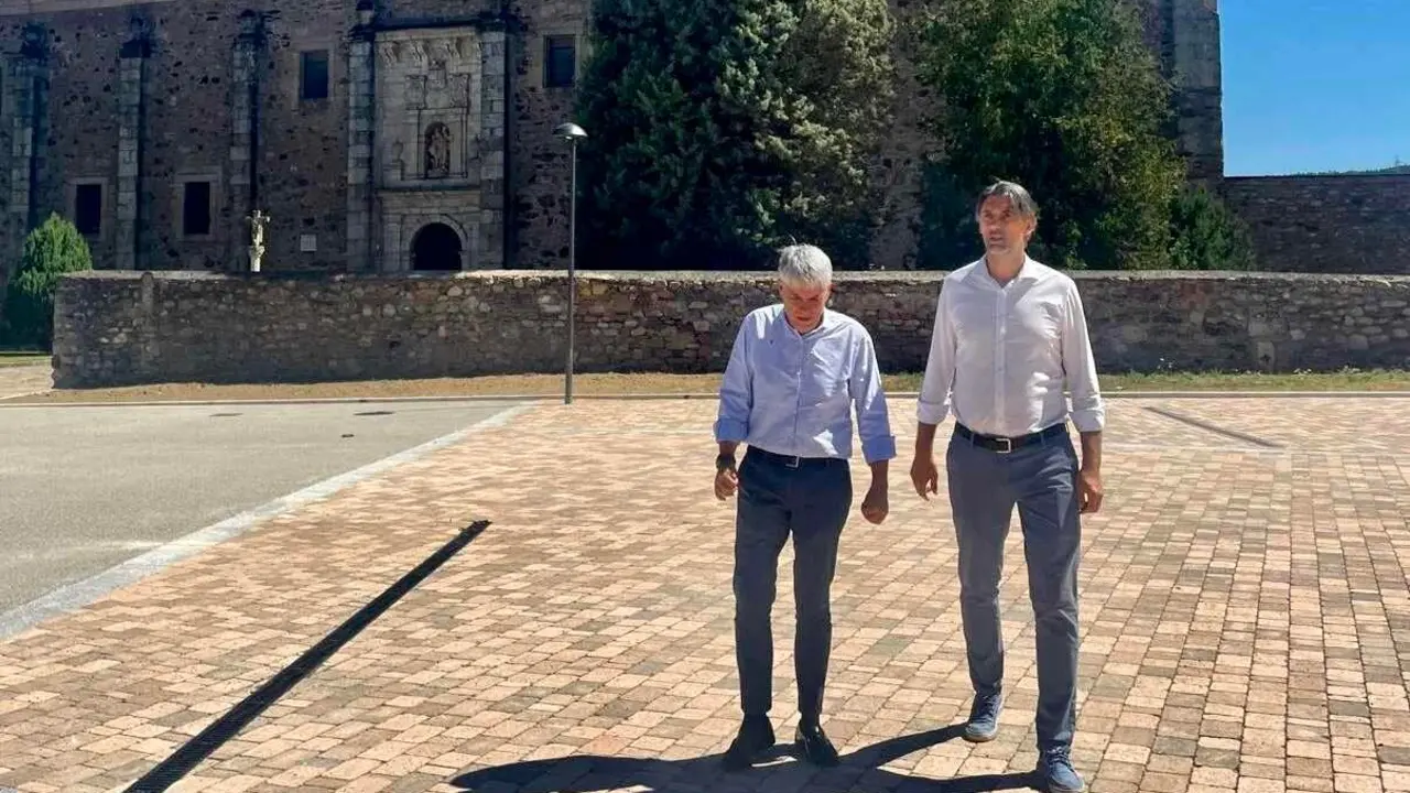 El delegado territorial de la Junta, Eduardo Diego, durante su presencia en Congosto.