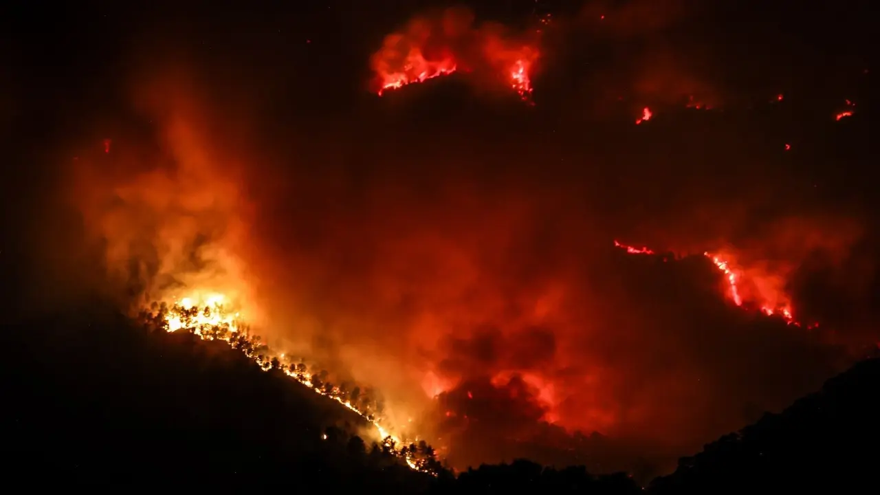 El fuego avanza sin control hacia el Parc Natural dels Ports mientras el viento obliga a rediseñar el operativo; la Generalitat admite que no hay plan de prevención desde 1986.