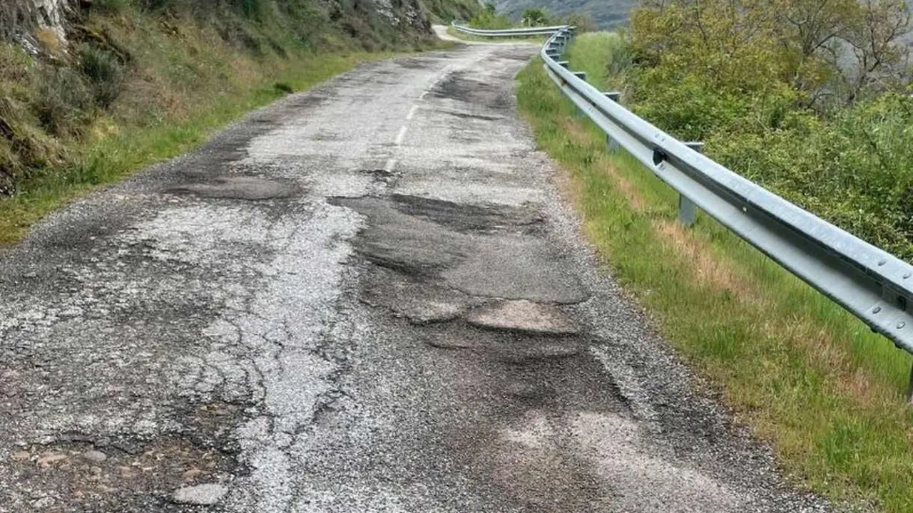 Imagen de la carretera cuyo estado denuncia el Ayuntamiento de Castrillo de Cabrera.