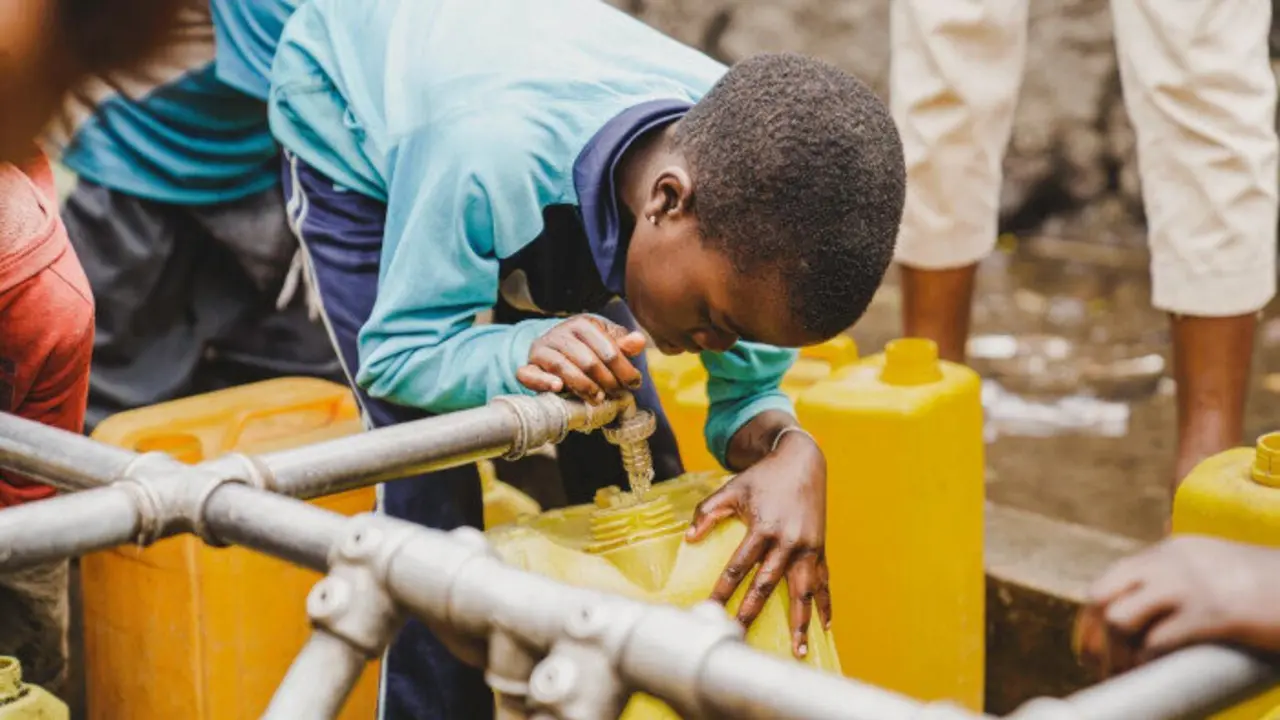 Un punto de recogida de agua limpia instalado por Unicef en República Democrática de Congo. Foto: Benekire / Unicef