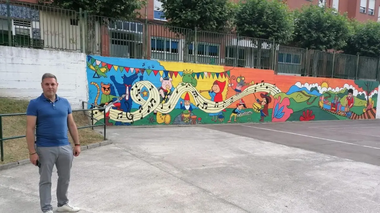 El concejal Iván Alonso junto al nuevo mural realizado en el CEIP San Antonio de Ponferrada.