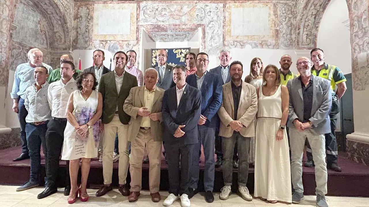 Foto de familia tras la presentación de la Vuelta a Castilla y León.
