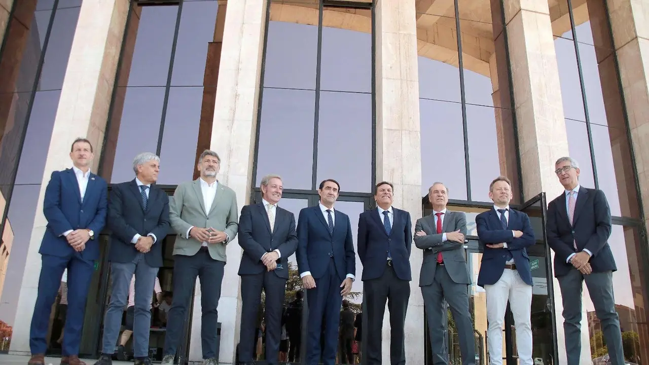 Los consejeros de Medio Ambiente, Vivienda y Ordenación del Territorio, Juan Carlos Suárez-Quiñones, y de Economía y Hacienda, Carlos Fernández Carriedo, mantienen una reunión con los presidentes y secretarios de la Cámara de Comercio e Industria de León, la Federación Leonesa de Empresarios y el Círculo Empresarial Leonés. Fotos: Peio García