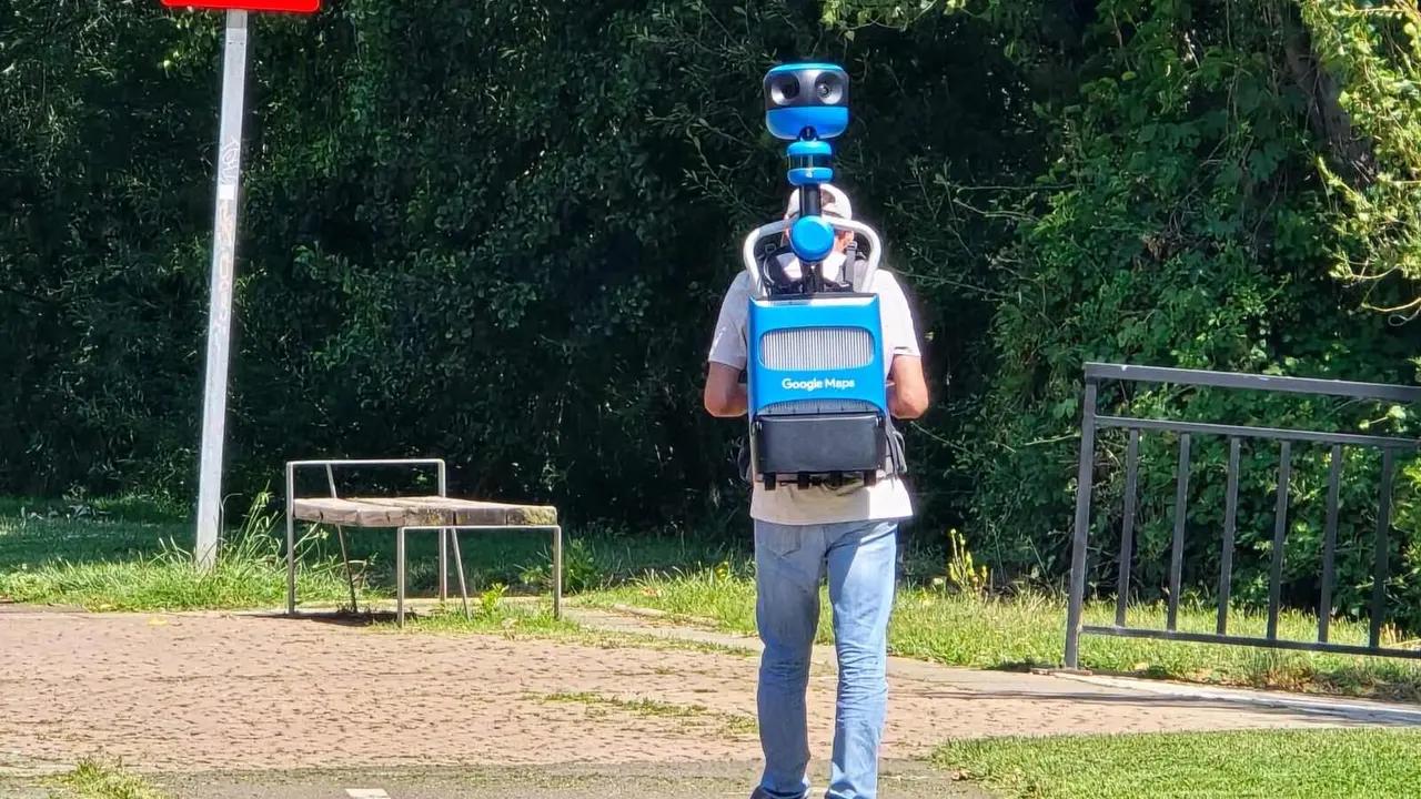 En los últimos días, los vecinos de León se han topado con una figura poco habitual pero cada vez más reconocible: un operario de Google Maps recorriendo a pie las calles del centro y las zonas peatonales, equipado con un arnés con cámara esférica sobre su cabeza y una ruta definida en su navegador. Foto: Carlos Calvo