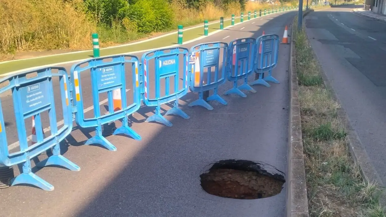 Un socavón en una de los viales de San Andrés del Rabanedo. Foto: Centristas (CCD)