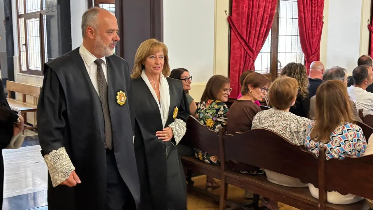 En un emotivo y solemne acto celebrado en la sede de la Audiencia Provincial de León, el magistrado Pablo Arraiza Jiménez ha tomado posesión como nuevo presidente de este órgano judicial, en presencia de autoridades, familiares, compañeros y miembros del poder judicial. La ceremonia fue presidida por la presidenta del Tribunal Superior de Justicia de Castilla y León (TSJCyL), Ana del Ser, quien destacó el compromiso y la trayectoria ejemplar de Arraiza.