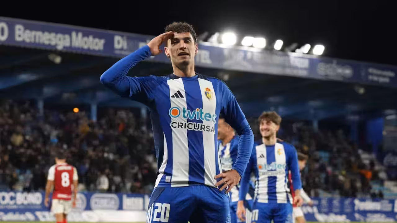 Álex Costa, durante un partido con la Ponferradina.