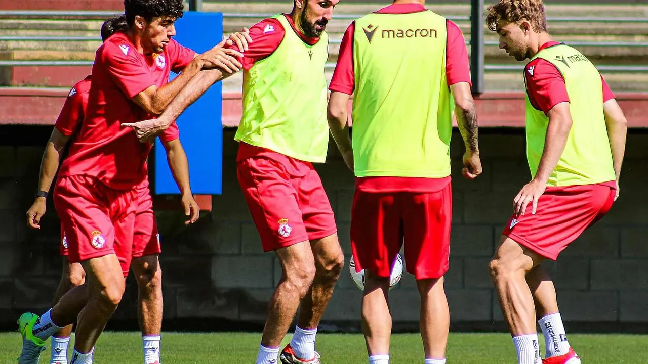 La Cultural Leonesa se prepara lejos del Reino con seis amistosos confirmados. El conjunto leonés afrontará toda su pretemporada como visitante por las obras en el césped del estadio; el 6 de agosto disputará dos partidos en la misma jornada. Fotos: CyDLeonesa