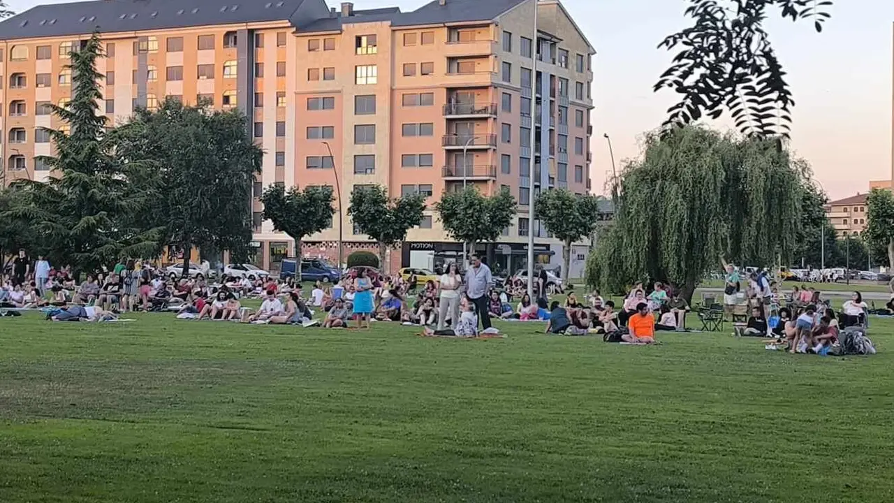 Numeroso público espera para presenciar la sesión del cine de verano, que finalmente no se pudo desarrollar.