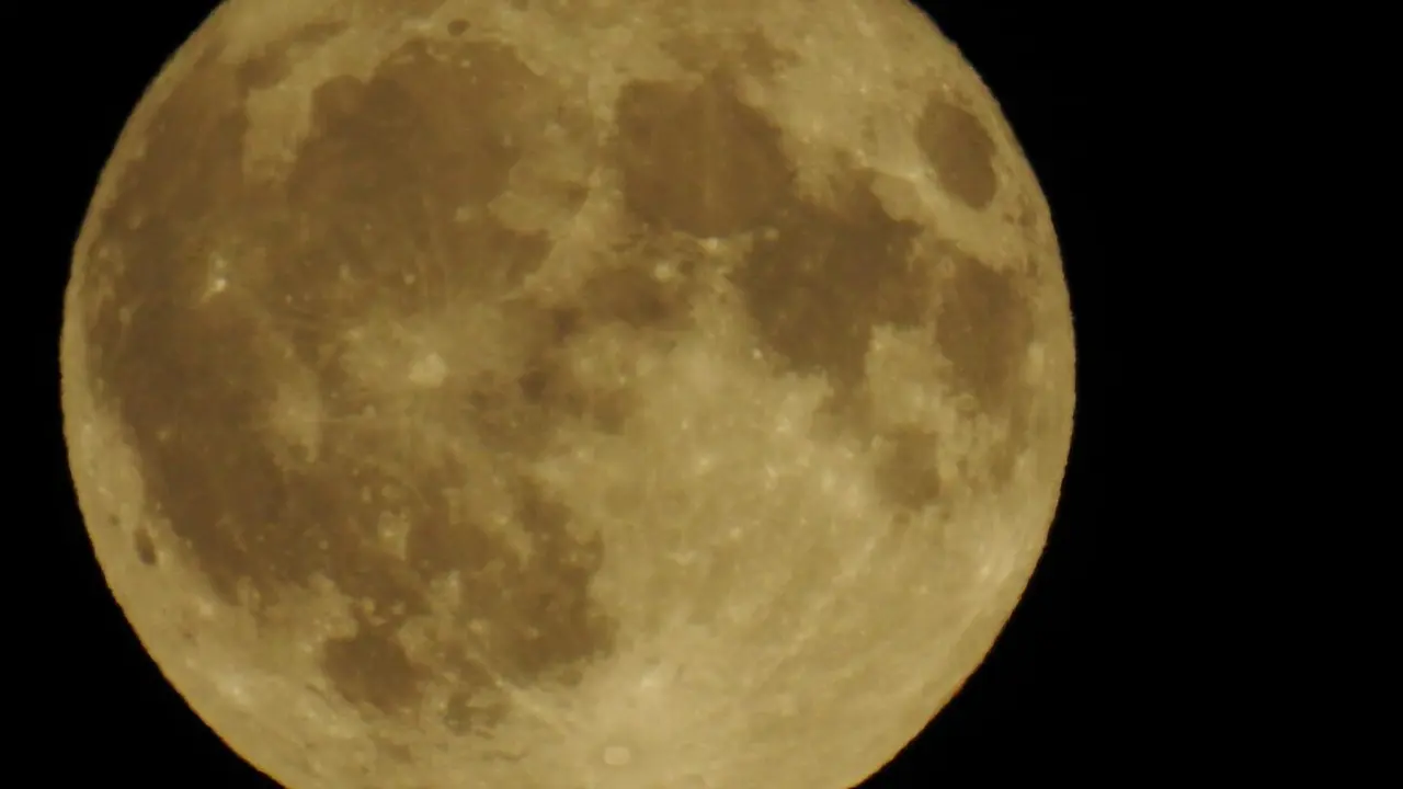'Luna de ciervo' vista desde León esta madrugada.