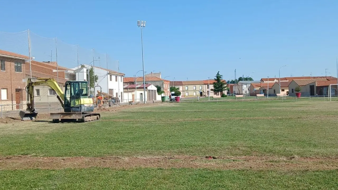 Obras de instalación del nuevos sistema de riego en el campo de fútbol en Santa María del Páramo.