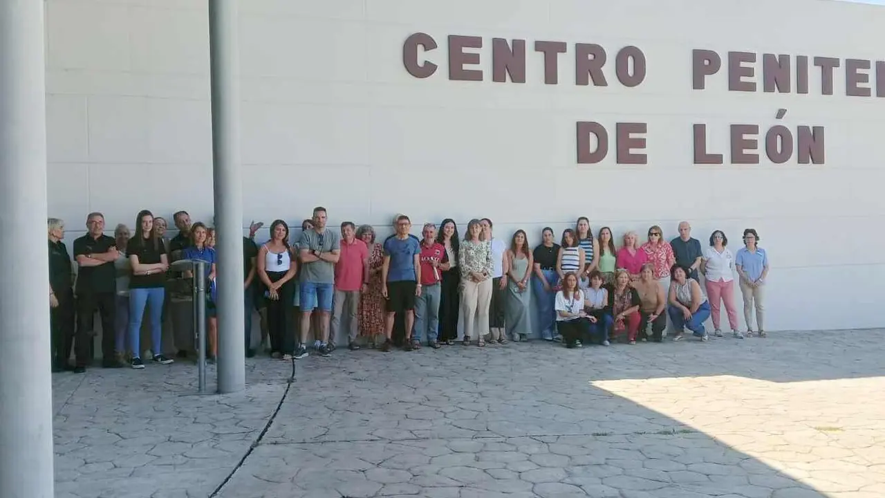 Funcionarios de la prisión de León durante su concentración.
