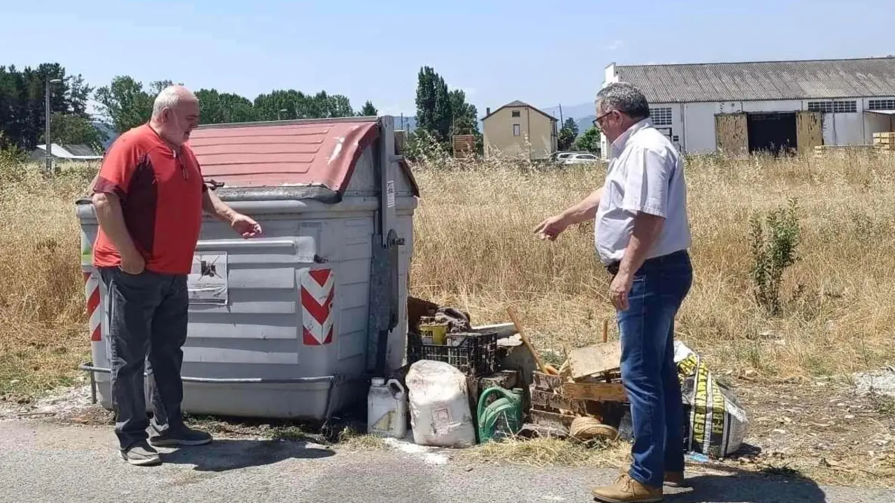 La Concejalía de Medio Ambiente del Ayuntamiento de Ponferrada, en coordinación con la Policía Municipal y la Junta Vecinal de Dehesas, ha reforzado su campaña para frenar los vertidos ilegales en el municipio.