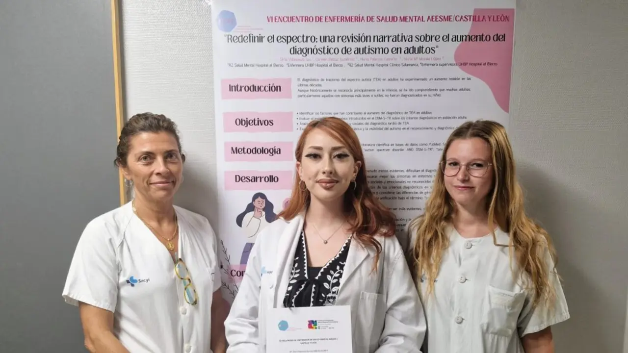 Nuria Morala, supervisora del Servicio de Psiquiatría, Siria Villanueva, EIR de Salud Mental y Carmen Belzuza, enfermera de la Gasbi con el póster y el diploma del galardón.