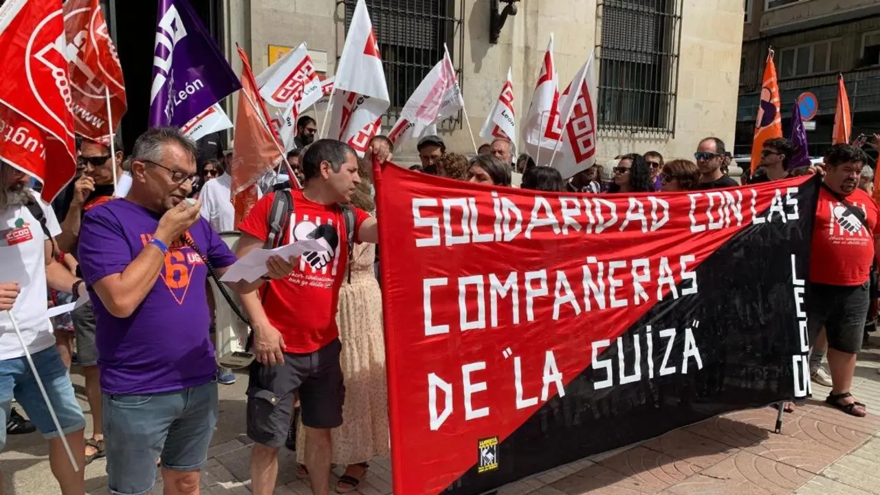 Concentración en apoyo a la liberación de las '6 de la Suiza' este viernes en León. Foto: A.F.R.