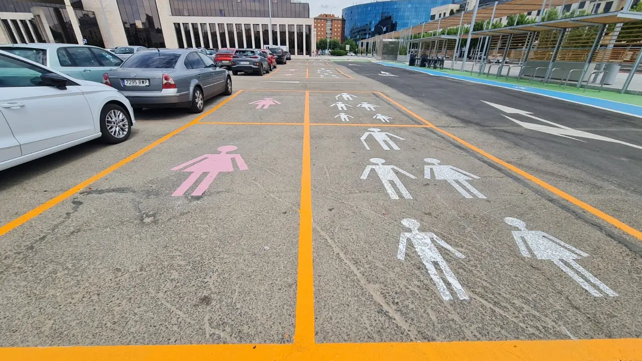 El aparcamiento ubicado frente a la sede de la Junta de Castilla y León, junto a la conocida Explanada de los Pendones Leoneses, ha despertado este viernes con una novedad que no ha pasado desapercibida: varias plazas lucen ya siluetas femeninas pintadas en color rosa, y en otros casos, figuras familiares.