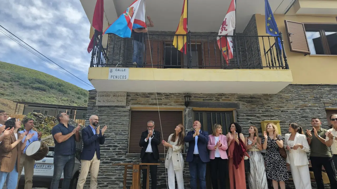 La localidad leonesa de Peranzanes acogió este viernes el acto conmemorativo del 25 aniversario del primer izado de la bandera del Bierzo por el entonces presidente del Consejo Comarcal del Bierzo, Jesús Esteban, así como “la consolidación del sentimiento berciano” tras “tiempos complicados en los que no había unanimidad respecto a la bandera”.