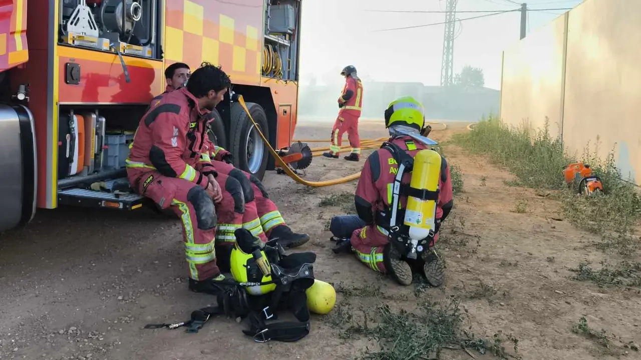 Un incendio declarado en la tarde del viernes en una nave de reciclaje situada en el polígono industrial de Onzonilla generó una rápida respuesta de los bomberos de León. Las llamas comenzaron en el patio exterior de las instalaciones de Recipacar, una empresa que maneja materiales altamente inflamables, lo que elevó el nivel de alerta. Fotos de Bomberos León