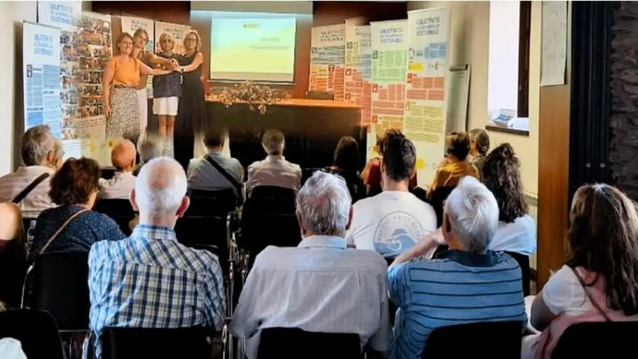 Imagen de la charla de 'Tendiendo puentes. Foto: Turismo Murias de Paredes