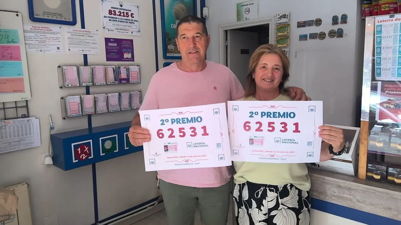 Los responsables del 'Estanco Auditorio' de León este sábado.
