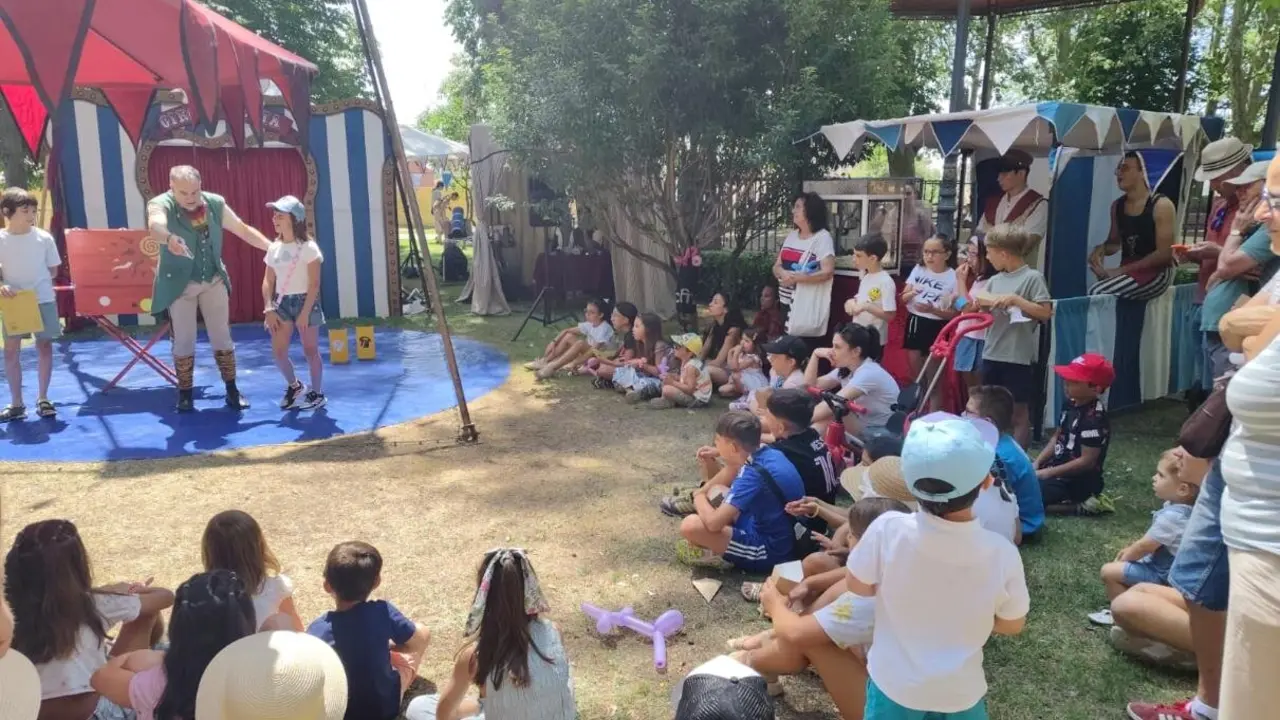 Valencia de Don Juan ha inaugurado esta mañana la XII Feria del Libro y Disco y IV Feria del Circo