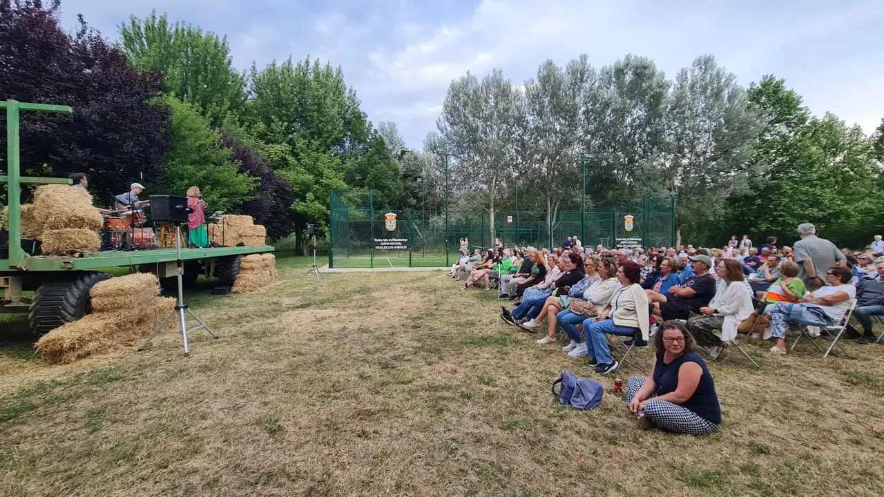 Vega de los Árboles vive un julio de jazz con conciertos al aire libre, lleno total en sus dos primeras citas y artistas de primera línea como Blue Trane, Cova Villegas, Rubén Díaz Quintet y Sonya Rubín. En la imagen, la brillante jornada musical de este sábado.