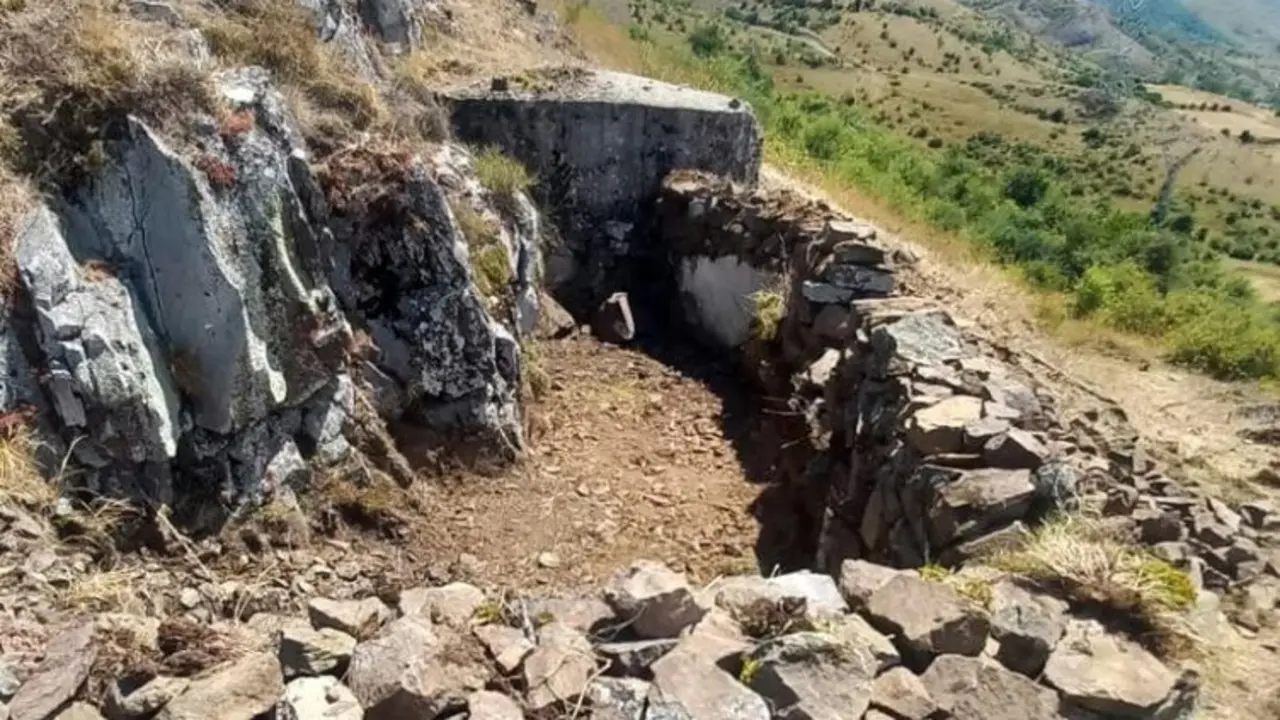 Vecinos de Villaman&iacute;n, Sangre Minera y Ruinas Le&oacute;n trabajan en la rehabilitaci&oacute;n de las trincheras de la Guerra Civil de la Tercia.