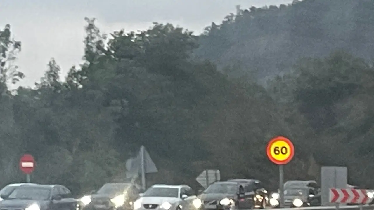 Imagen de cientos de usuarios atrapados este domingo en el Huerna.