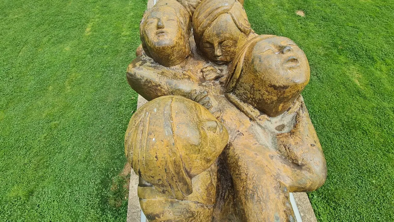 Este próximo domingo, 27 de julio, se cumple una década desde la inauguración del Monumento a los Pendones Leoneses, una majestuosa escultura de bronce que domina la plaza que lleva su nombre en León capital. La obra, firmada por el artista Miguel Iribertegui Eraso, religioso de la Orden de Predicadores de la Virgen del Camino, representa a un grupo de hombres izando con esfuerzo un pendón leonés, emblema por excelencia de la tradición popular de la provincia.